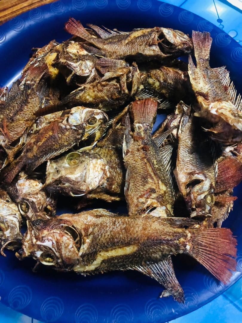 Fried tilapia in a bowl